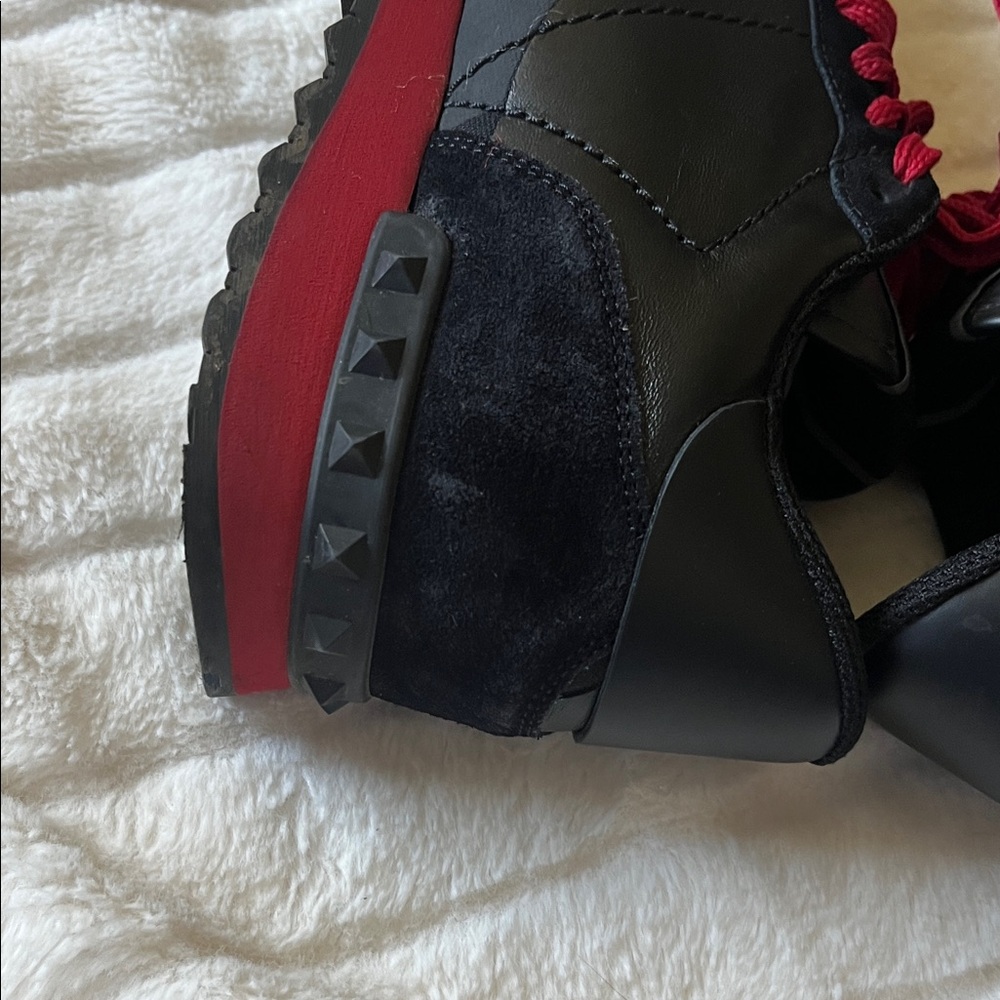 Valentino Garavani Black & Red Camo Rockrunner Sneakers - Picture 9 of 16